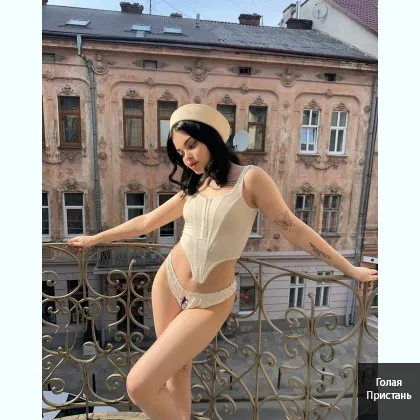 Ты опять здесь, а я жду тебя в своих мини-шортах