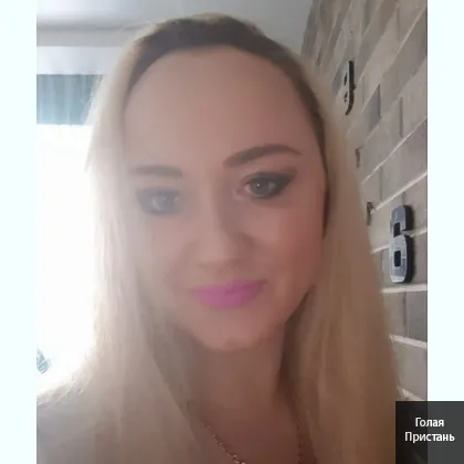 Симпотна блондиночка цьом